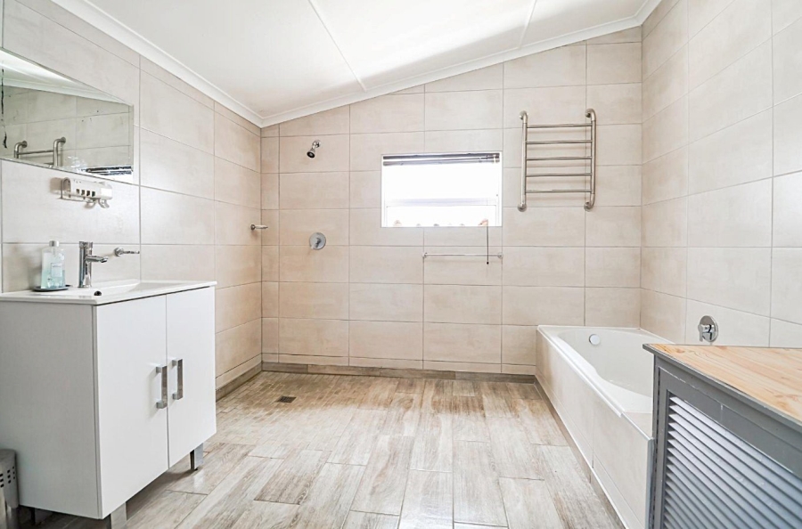 4 Bedroom Property for Sale in Knysna Central Western Cape